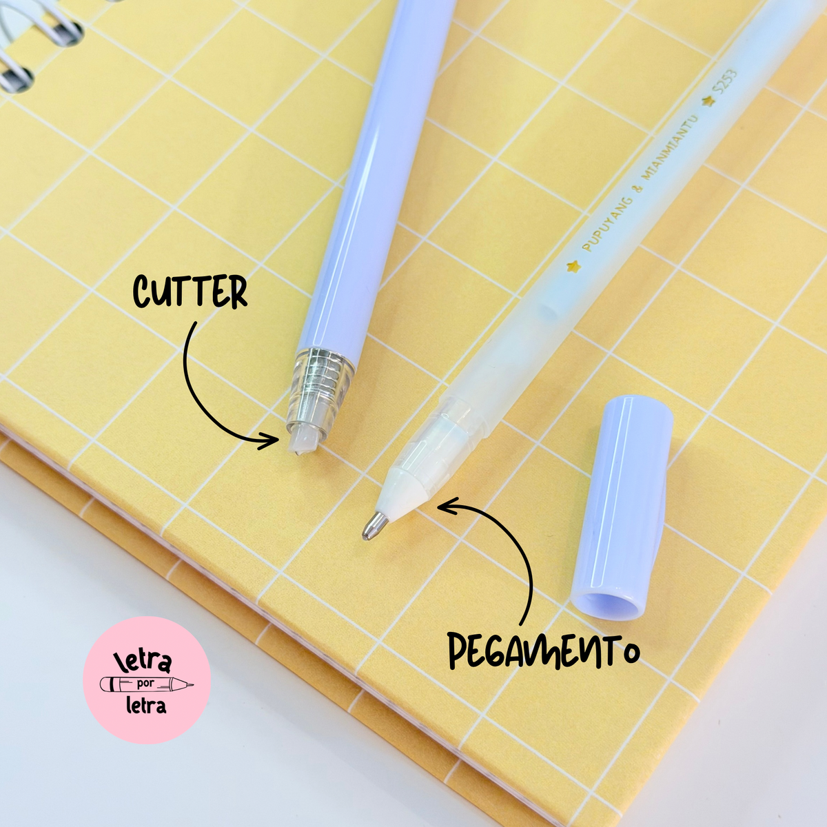 Pegamento y cutter en pluma